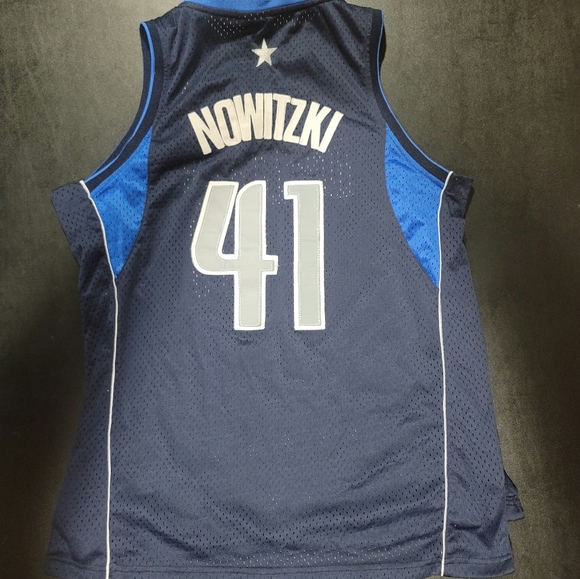 Vintage Dirk Nowitzki Dallas Mavericks basketball jersey. - Picture 2 of 7